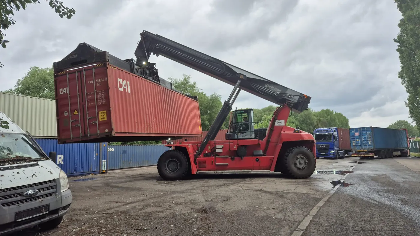 Sattelzüge warten im Containerdepot auf die Verladung