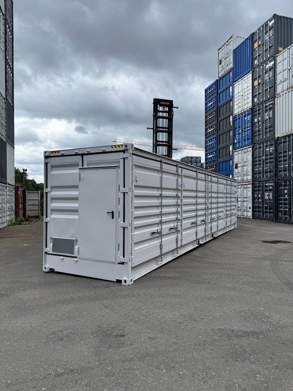 Umgebauter Container mit Personentür, Außenansicht