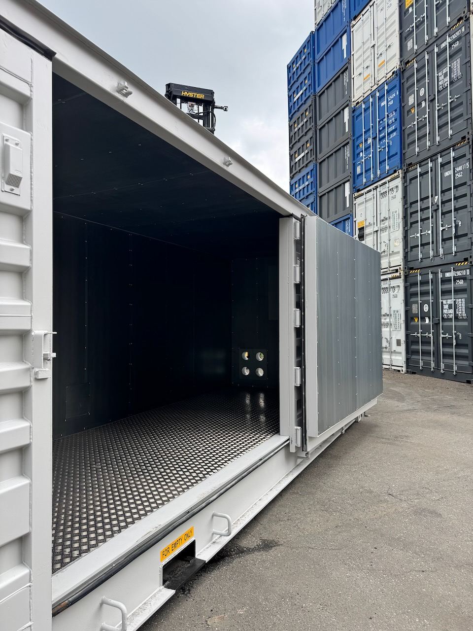 Geöffnete Seitenwand mit Aluminiumboden