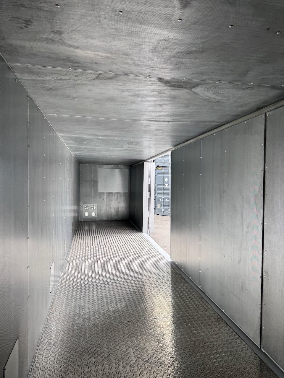Innenraum über die gesamte Länge mit Aluminiumboden