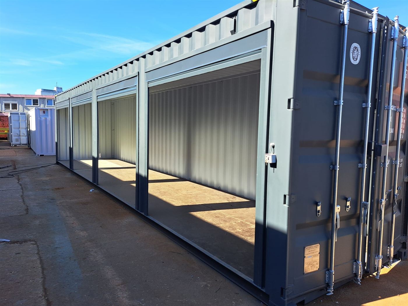 40 Fuß Container mit vier eingebauten Rolltoren in der Seitenwand