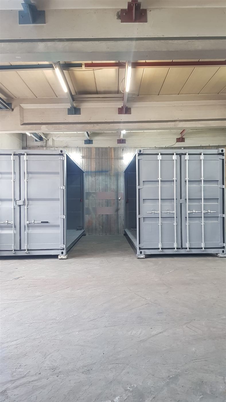 Zwei umgebaute 20 Fuß Container in der Halle