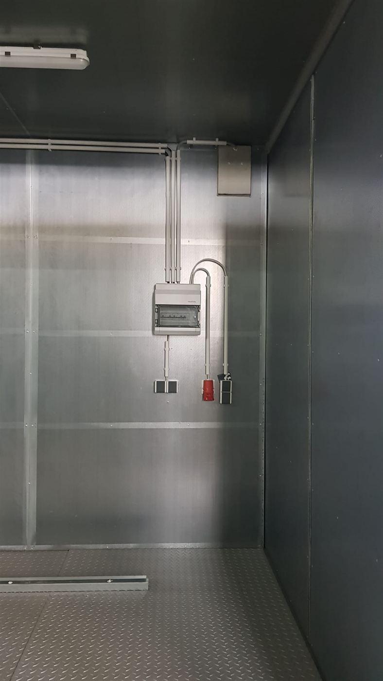 Innenraum mit Stromverteiler und Beleuchtung