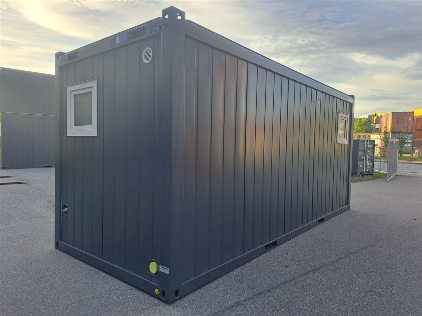 Sanitärcontainer 20 Fuß in Anthrazit mit Fenster, Außenansicht