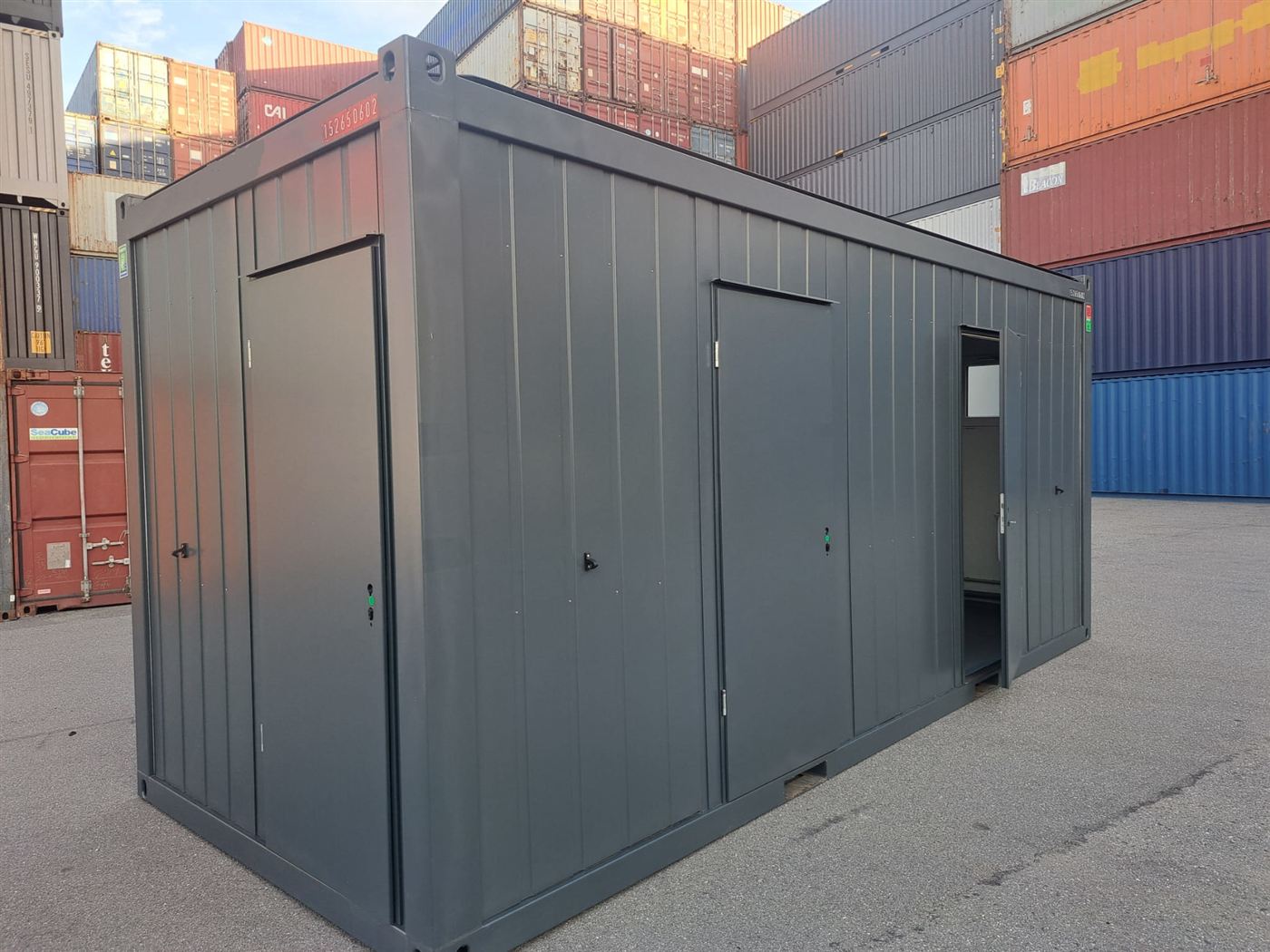 Sanitärcontainer mit mehreren Eingangstüren, Seitenansicht