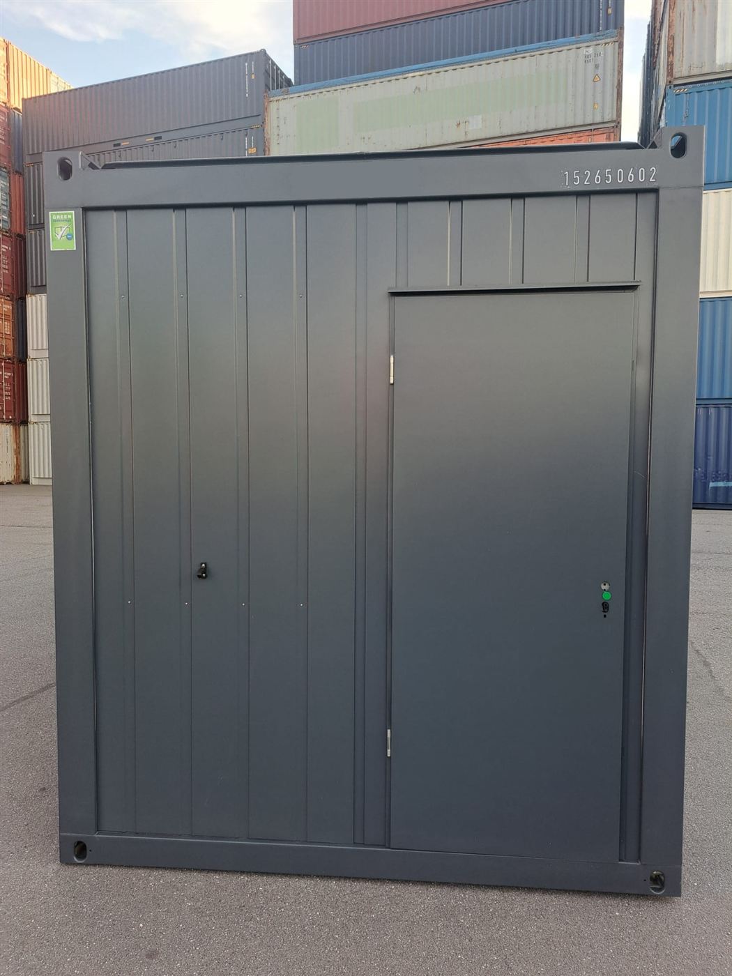 Sanitärcontainer 10 Fuß, Frontansicht mit Tür