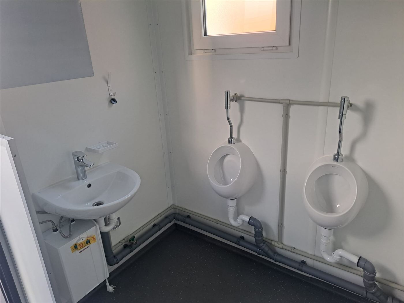 Waschbecken und zwei Urinale im Innenraum