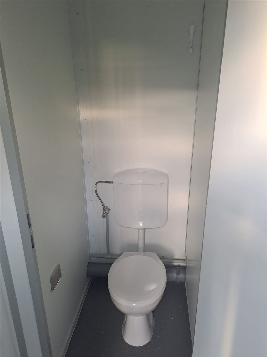 WC-Kabine mit Spülkasten