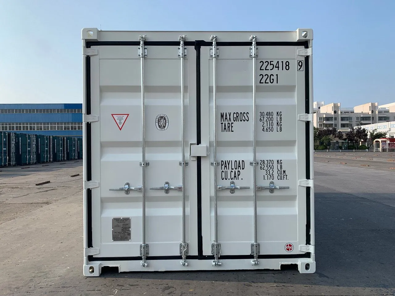 20 Fuß Seecontainer von der Seite mit geschlossenen Türen
