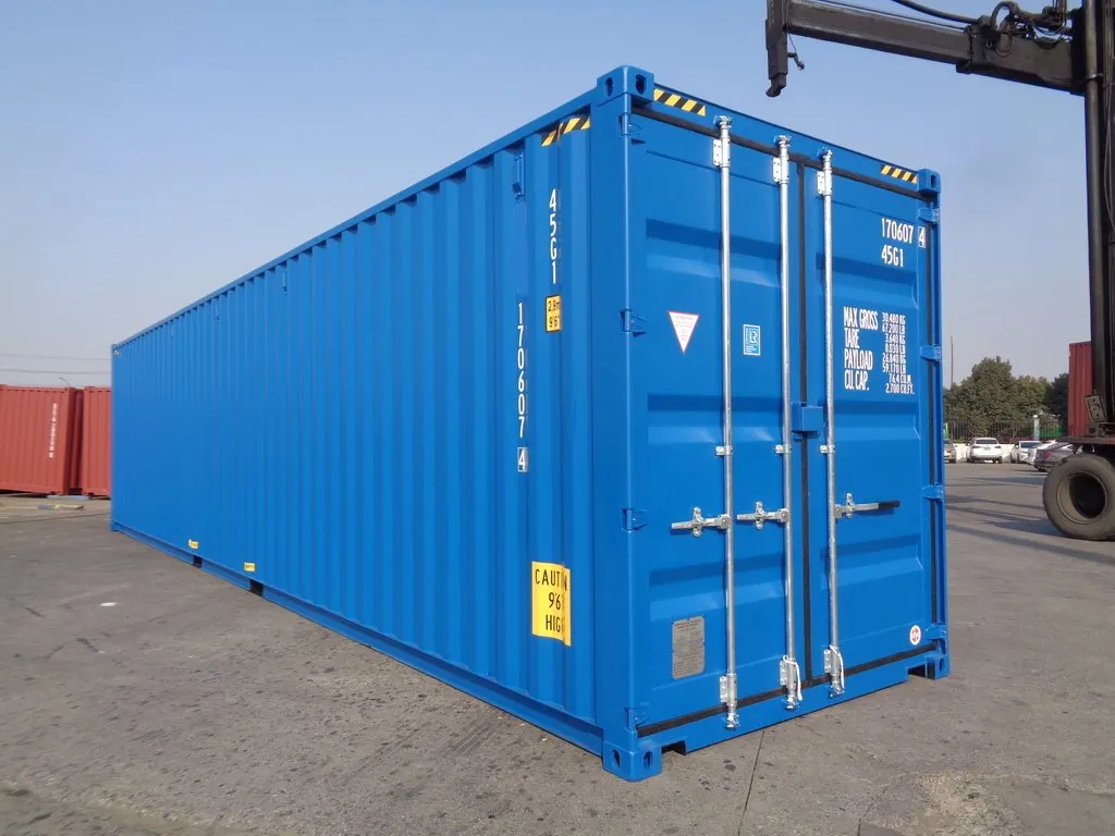 Neuer 40 Fuß High Cube Seecontainer auf dem Containerdepot