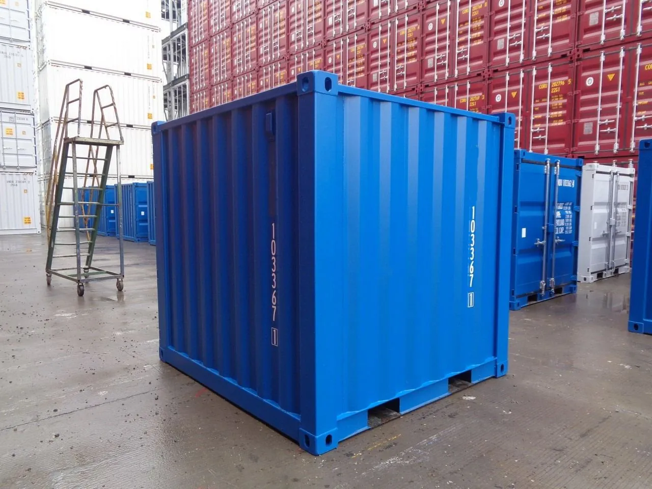 8 Fuß Container in Blau, Größenvergleich mit einer Leiter