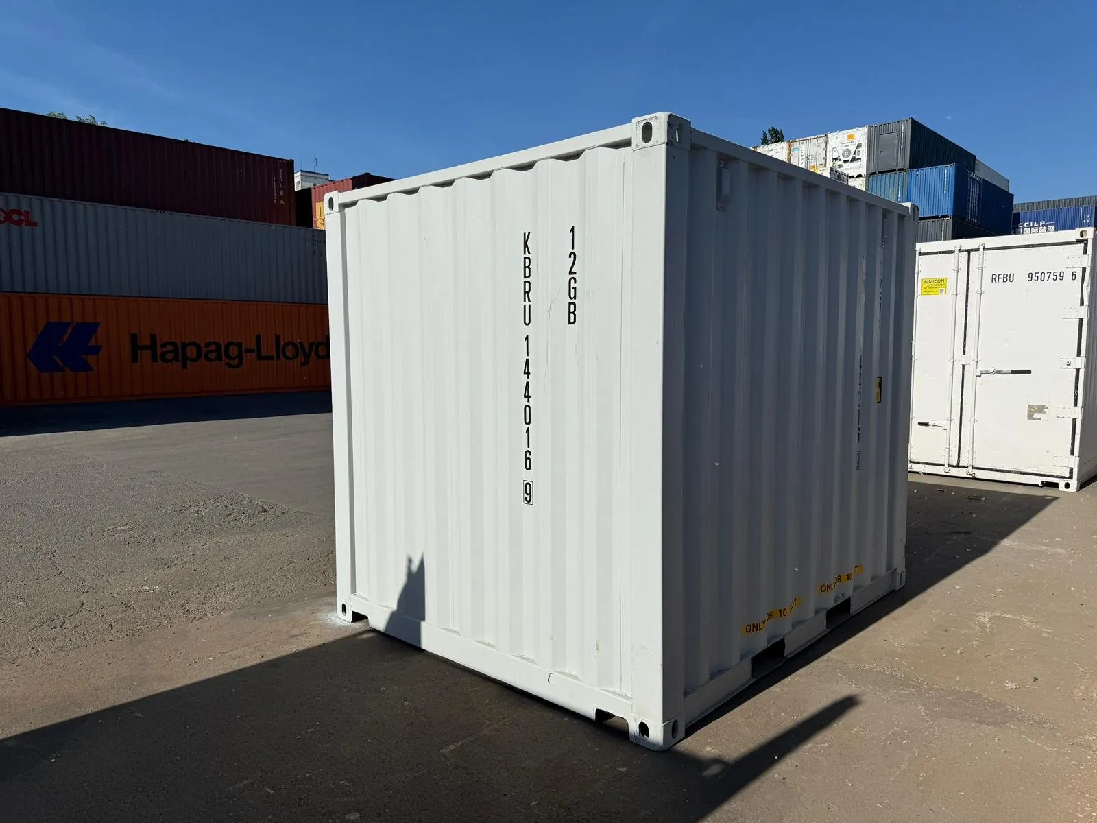 Abschließbarer Lagercontainer auf einem Firmengelände