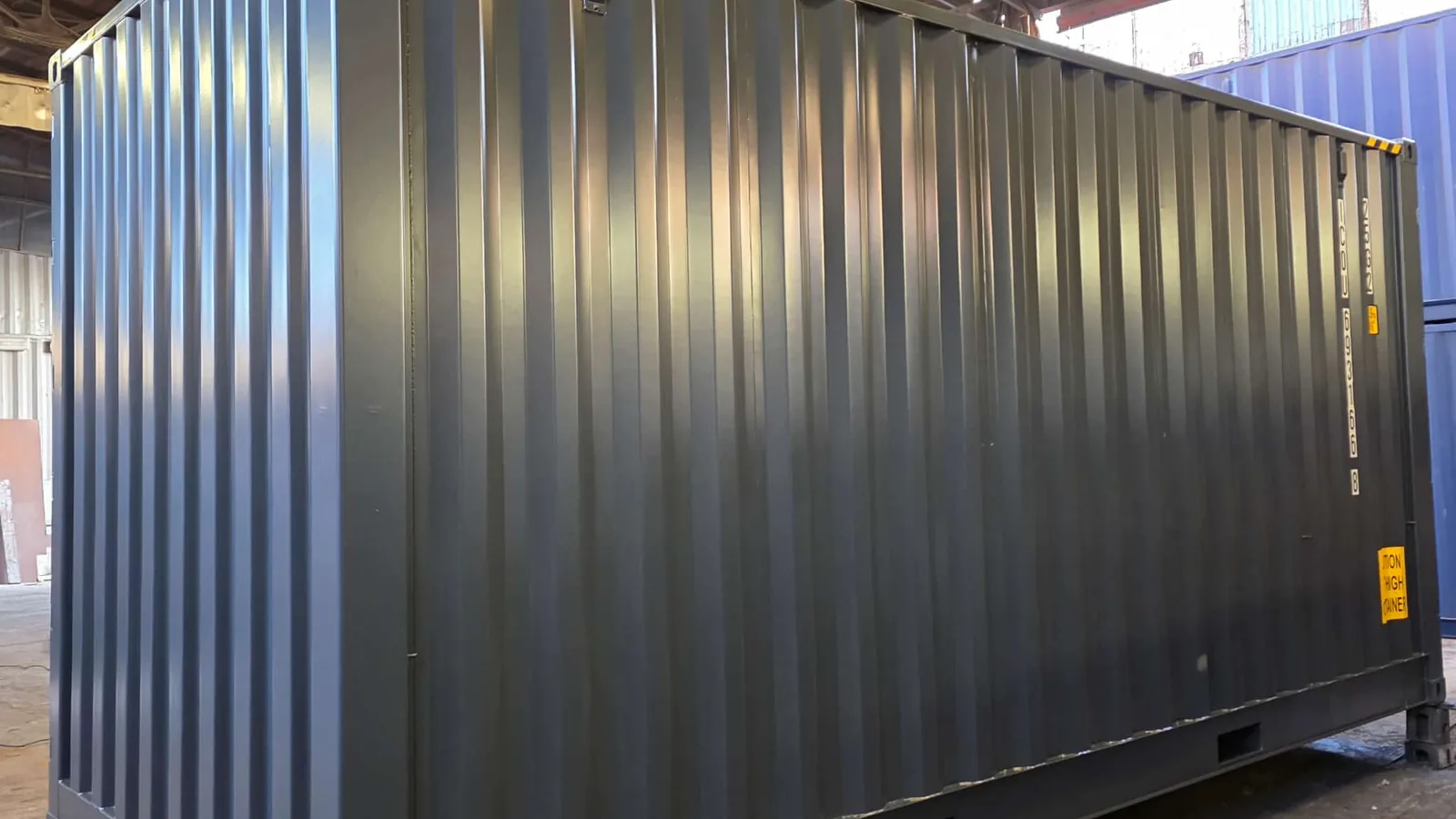 Derselbe Container nach der Lackierung in RAL 7016 Anthrazitgrau