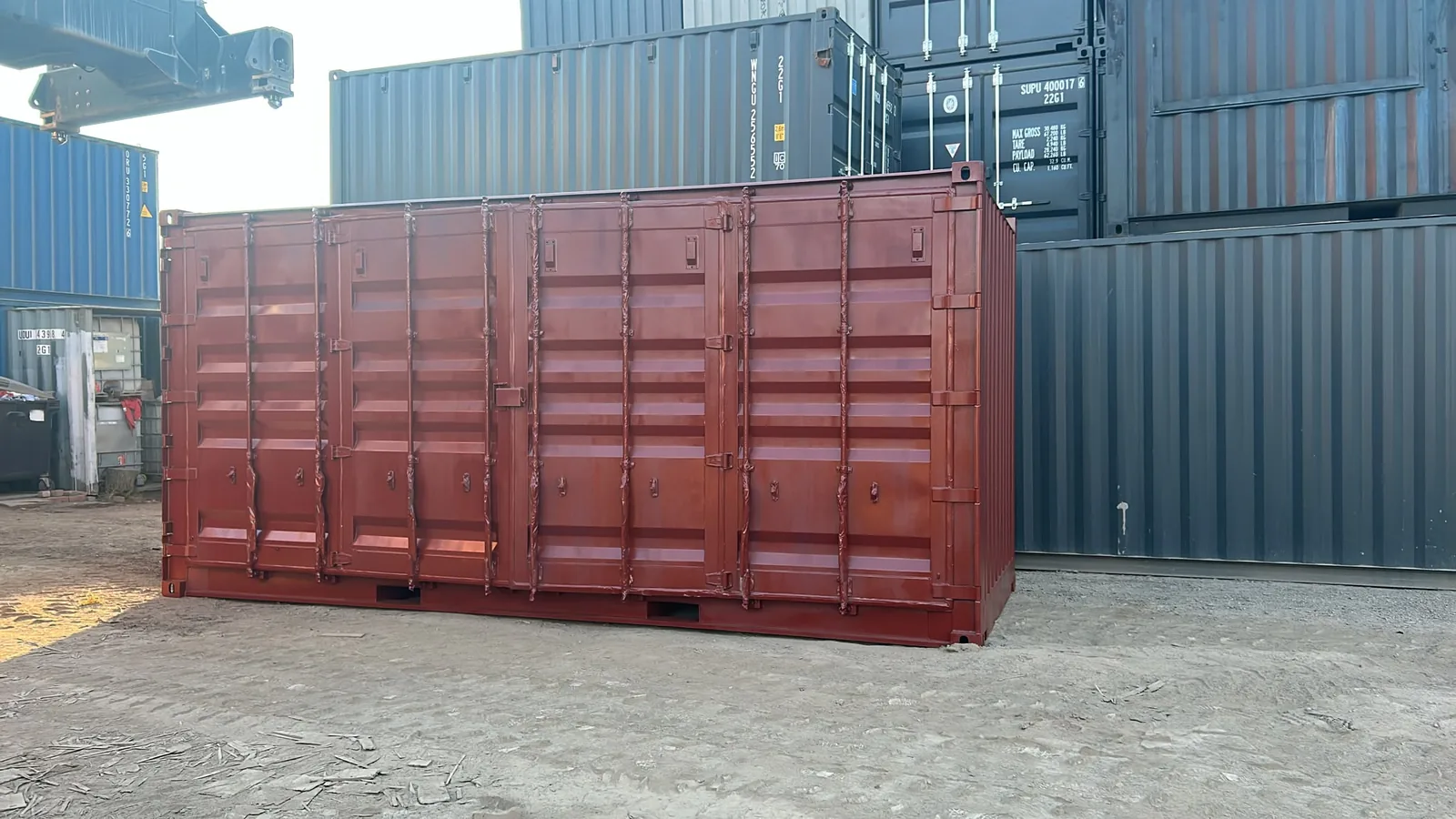 20 Fuß Container vor der Lackierung mit rostroter Ausgangsfarbe