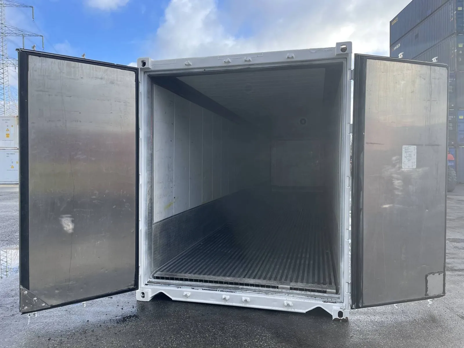 Isoliercontainer mit geöffneter Tür und Blick auf die weiße Innenschale
