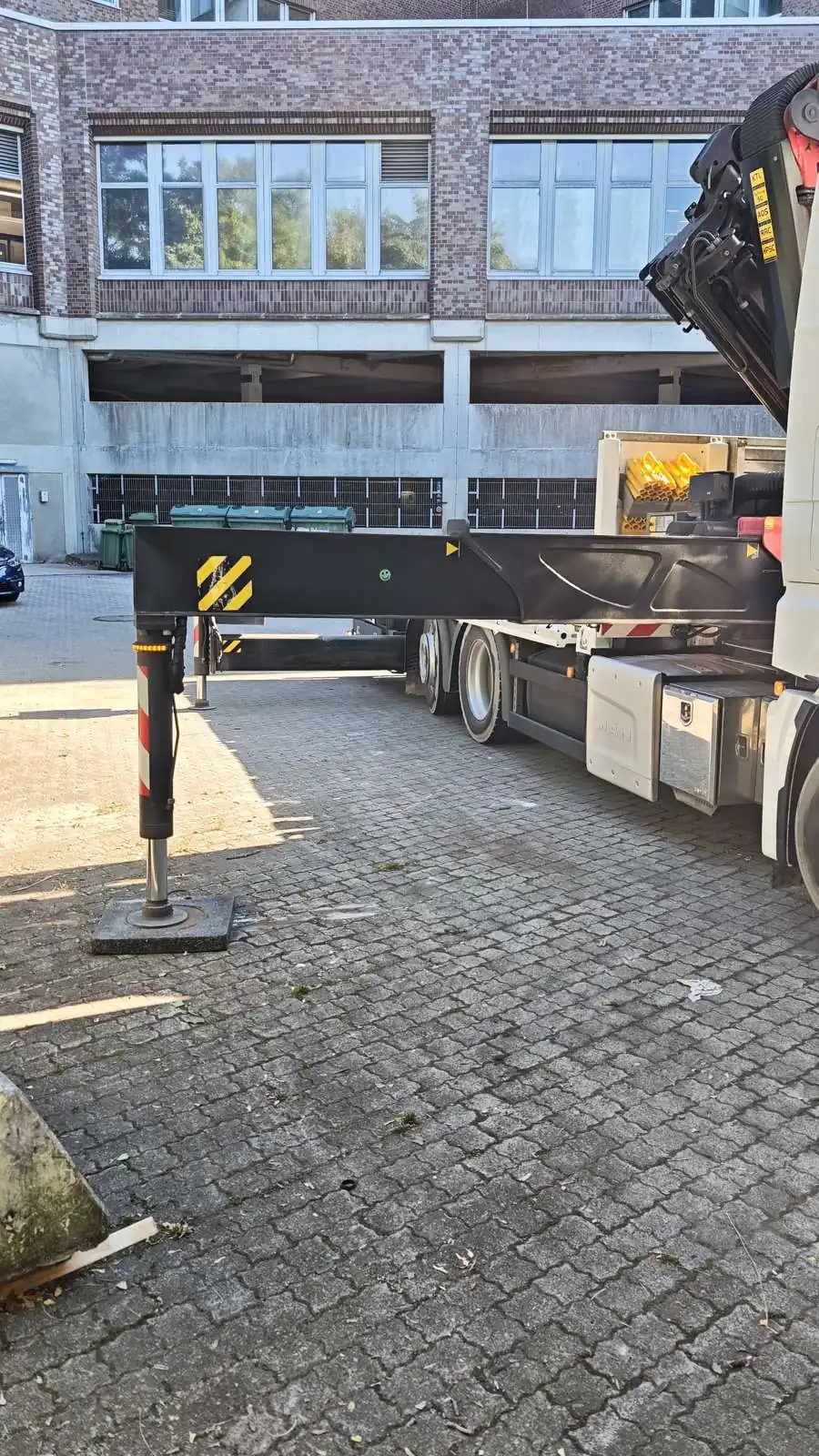 Lagercontainer wird per Kran-LKW im Großraum Hamburg abgesetzt
