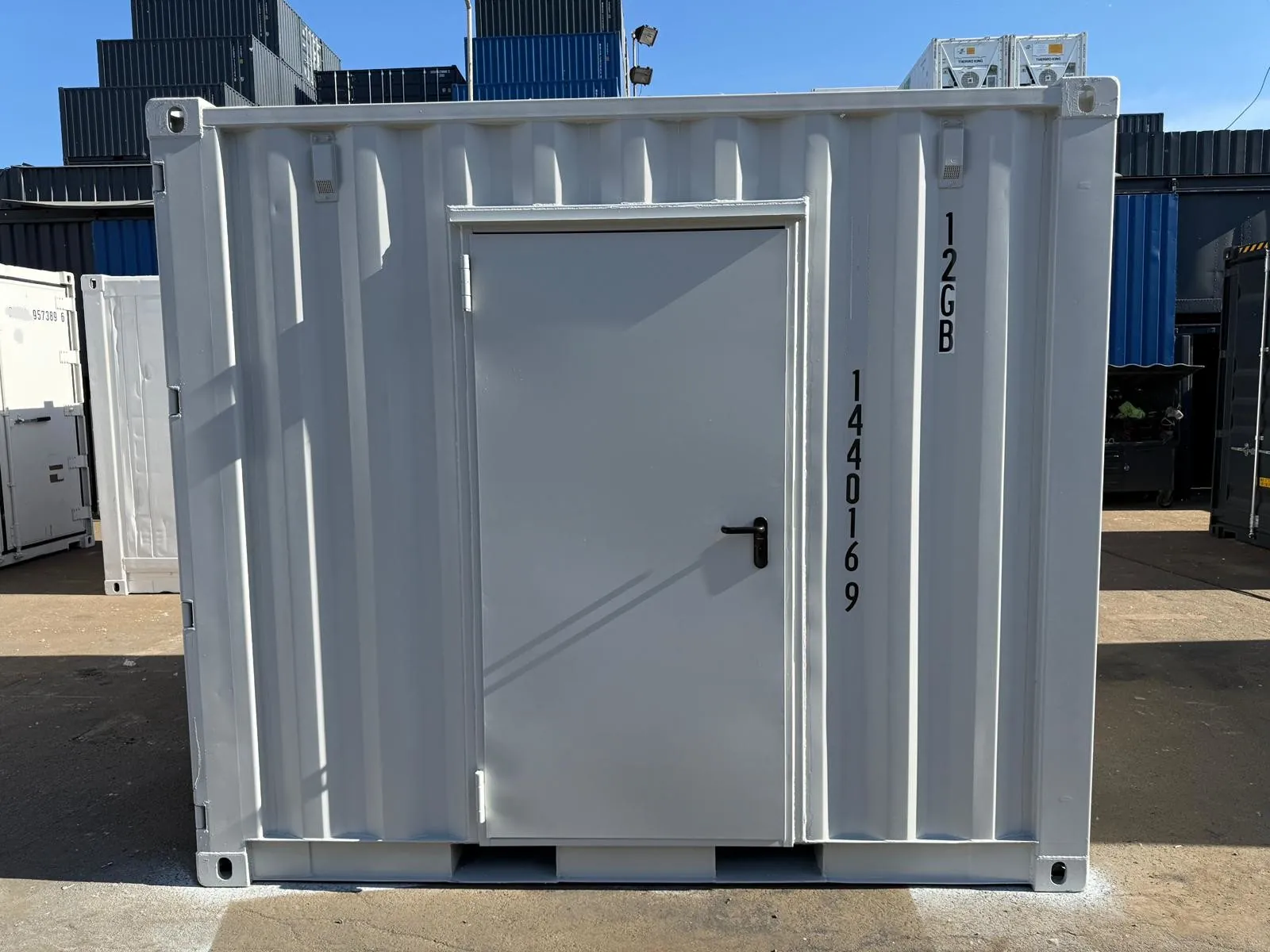 Materialcontainer mit seitlicher Personentür für die Baustelle
