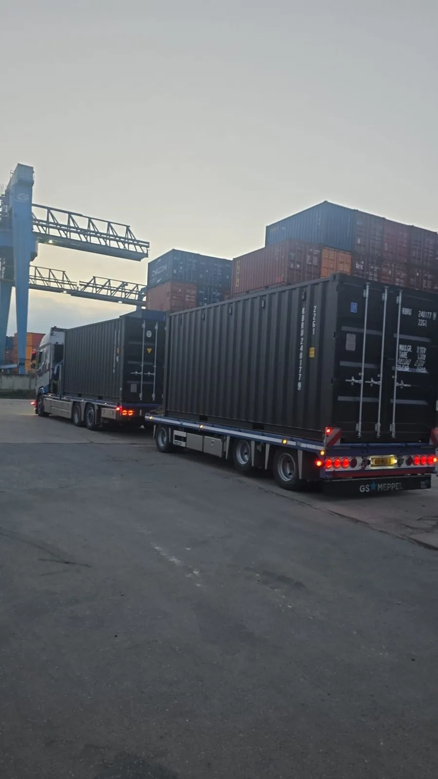 Seecontainer auf dem LKW zur Lieferung in die Region Bremen und Bremerhaven
