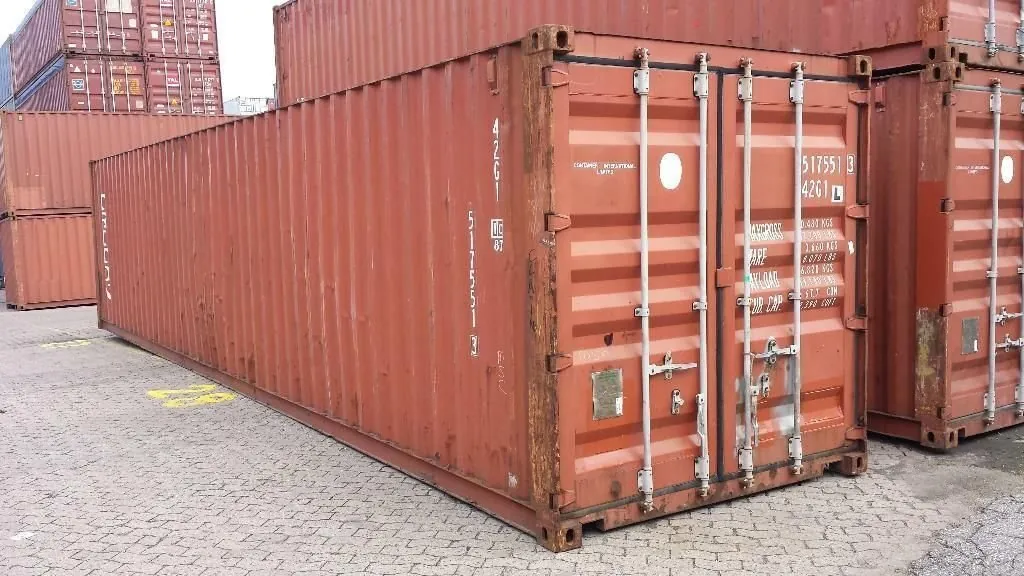 Gebrauchter Seecontainer mit Gebrauchsspuren auf dem Hof