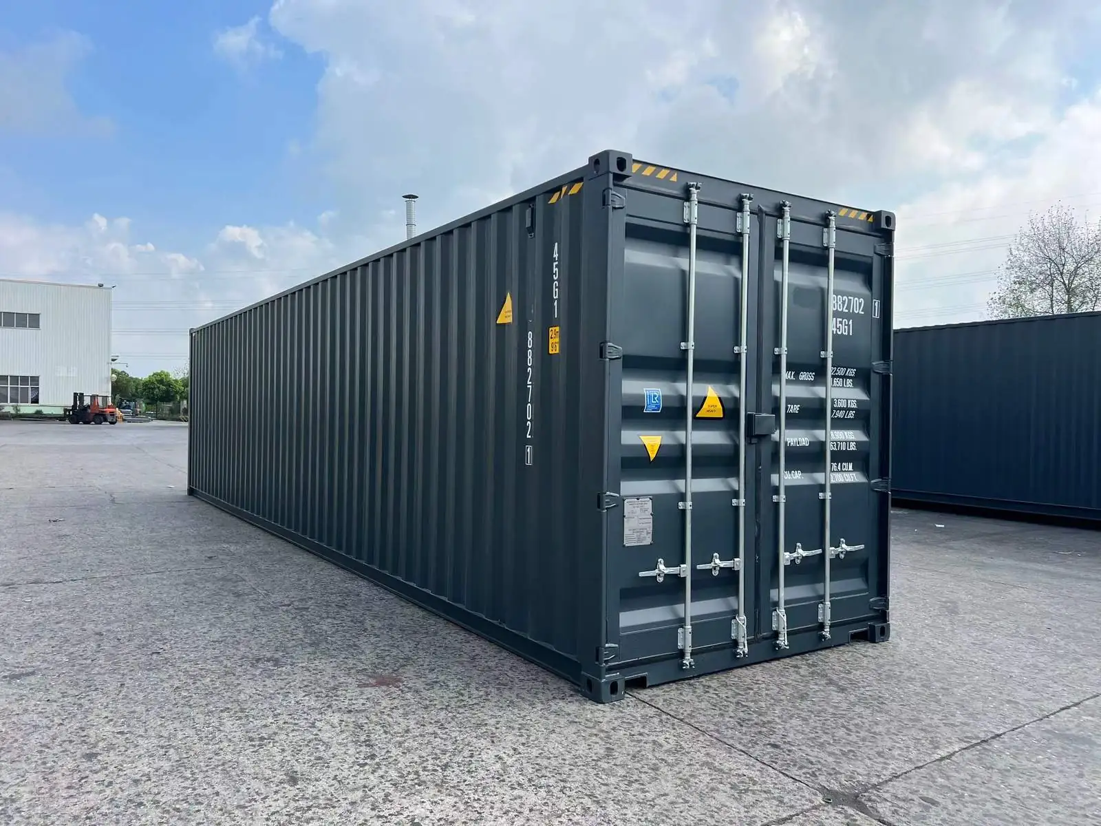 Neuer Seecontainer auf dem Containerdepot