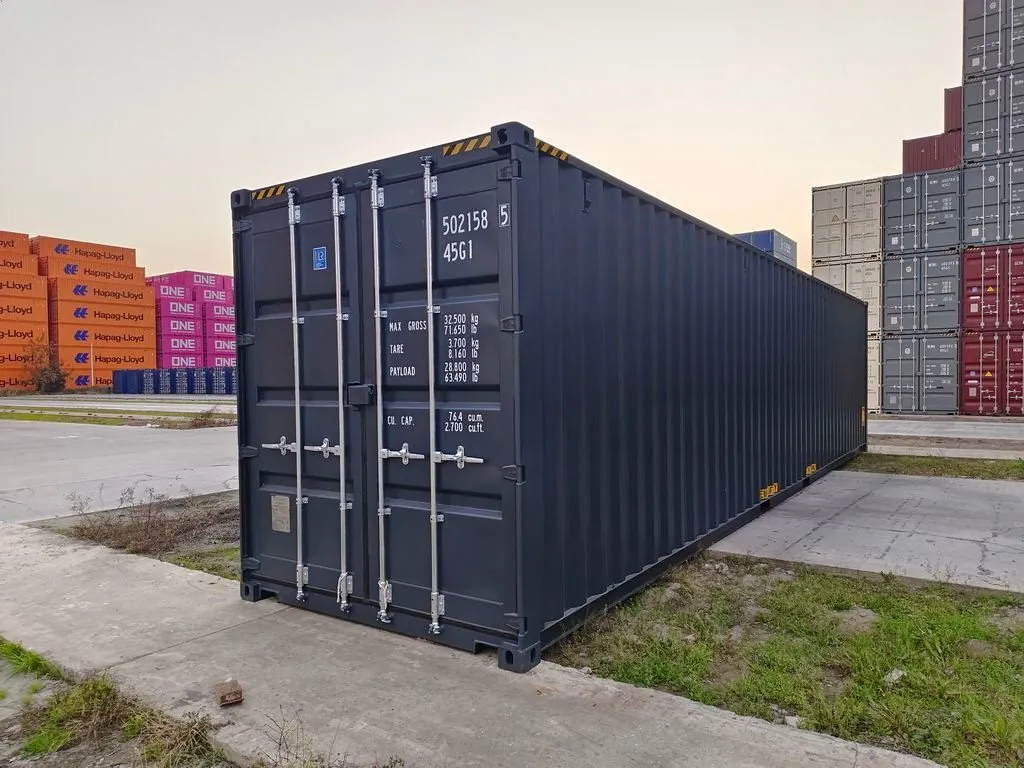 Überseecontainer verschiedener Größen auf dem Containerdepot