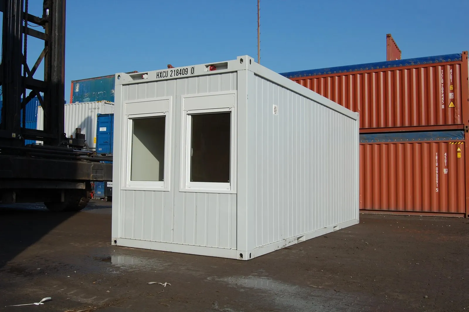 Wohncontainer mit zwei Fenstern und Eingangstür