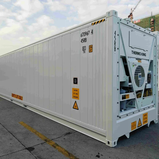 Weißer Kühlcontainer (Reefer) mit Thermo-King-Aggregat am Stirnende, Schrägansicht im Depot.