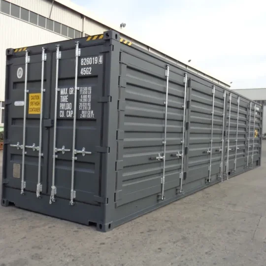 Anthrazitfarbener 40 Fuß Open Side Container mit seitlichen Türen, geschlossen (Schrägansicht).