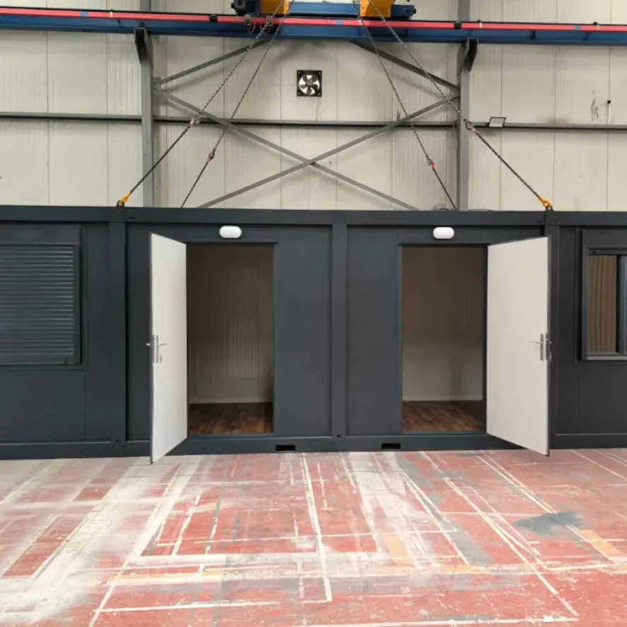 innenansicht eines buerocontainers mit grundausstattung für komfortables arbeiten