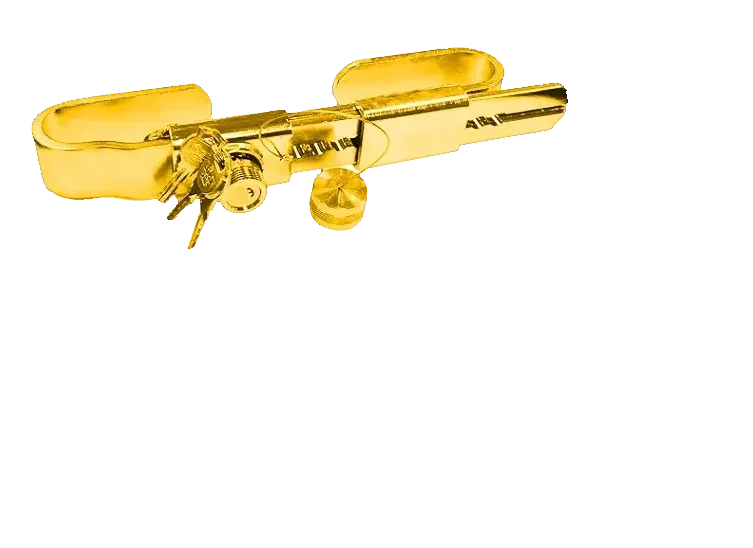 goldenes containerschloss mit schluesseln zum diebstahlschutz von seecontainern