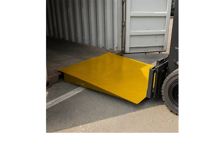 gelbe Auffahrrampe für Container mit Gabelstapler, sicheres Be- und Entladen