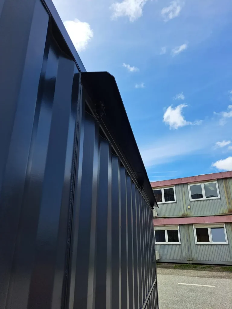 Container kaufen: dunkelgrauer Bar-Container umbau robust und mobil