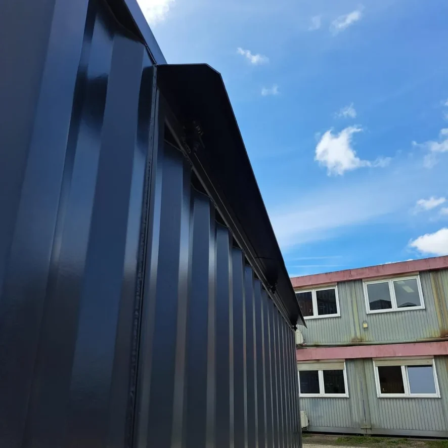 Container kaufen: dunkelgrauer Bar-Container umbau robust und mobil