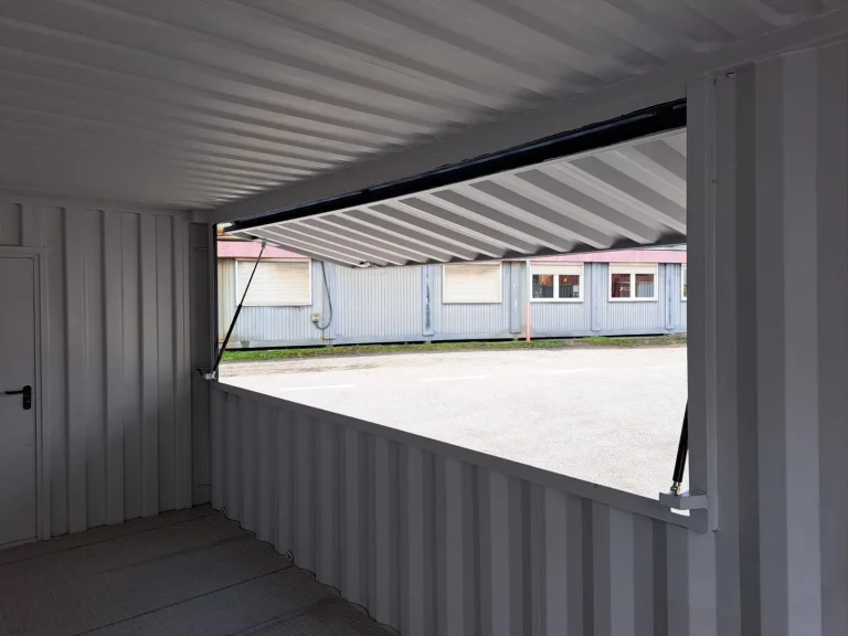 Container kaufen: Innenansicht Bar-Container mit offener Verkaufstheke und Fenster