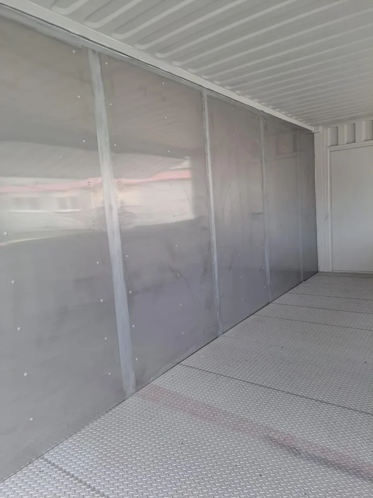 Container kaufen: leere innenwände bar-container umbau isolierung grau