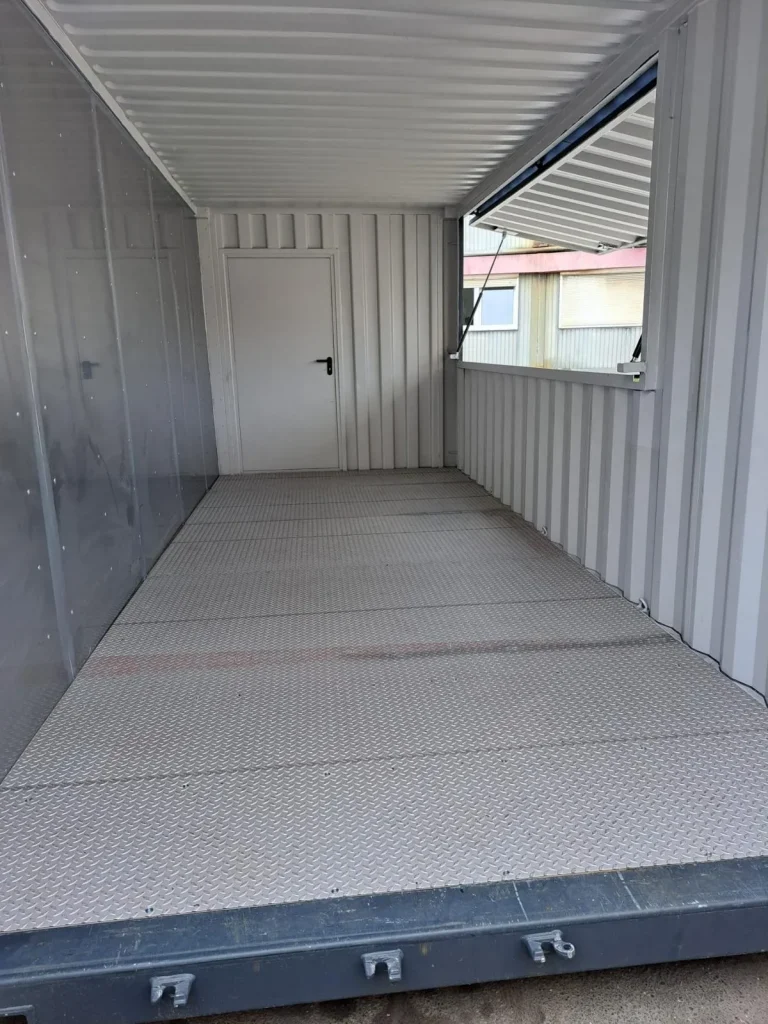 Container kaufen: leerer Bar-Container innenansicht mit grauem Boden, bereit für Umbau oder Event