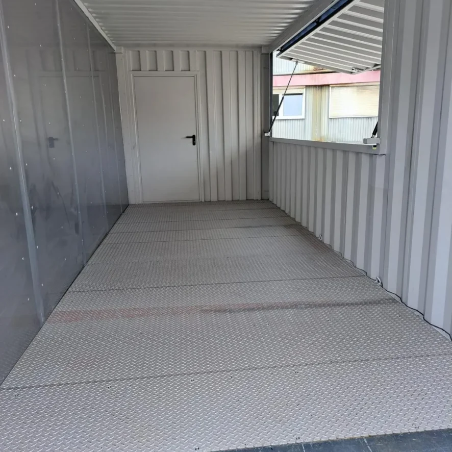 Container kaufen: leerer Bar-Container innenansicht mit grauem Boden, bereit für Umbau oder Event