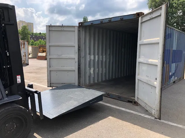 Stahl-Auffahrrampe vor einem geöffneten Container