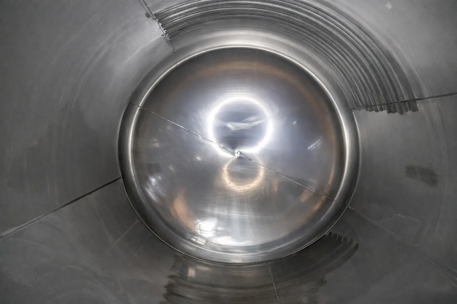 Innenansicht eines 20 Fuß ISO Tankcontainers – Edelstahlbehälter von innen