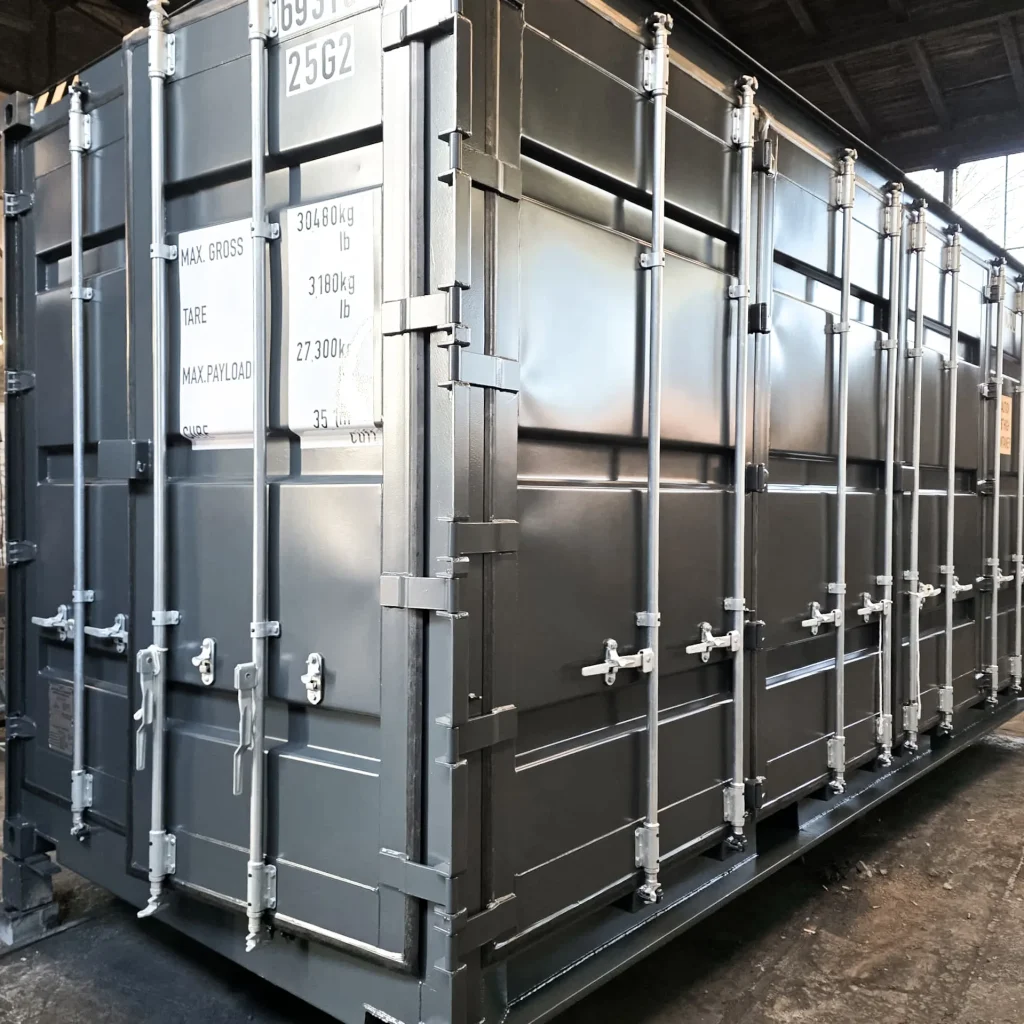 Eckansicht: 20-Fuß High Cube Open Side Container in RAL 7016 (Anthrazitgrau) – sauber lackiert und einsatzbereit.