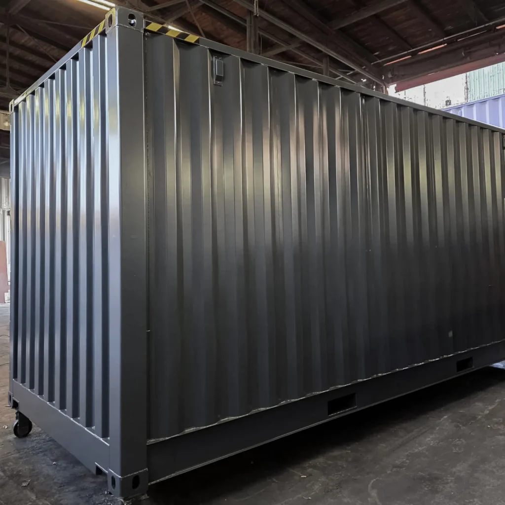 Seitenansicht eines 20-Fuß High Cube Open Side Containers in RAL 7016 – gleichmäßiges Finish nach Umlackierung.