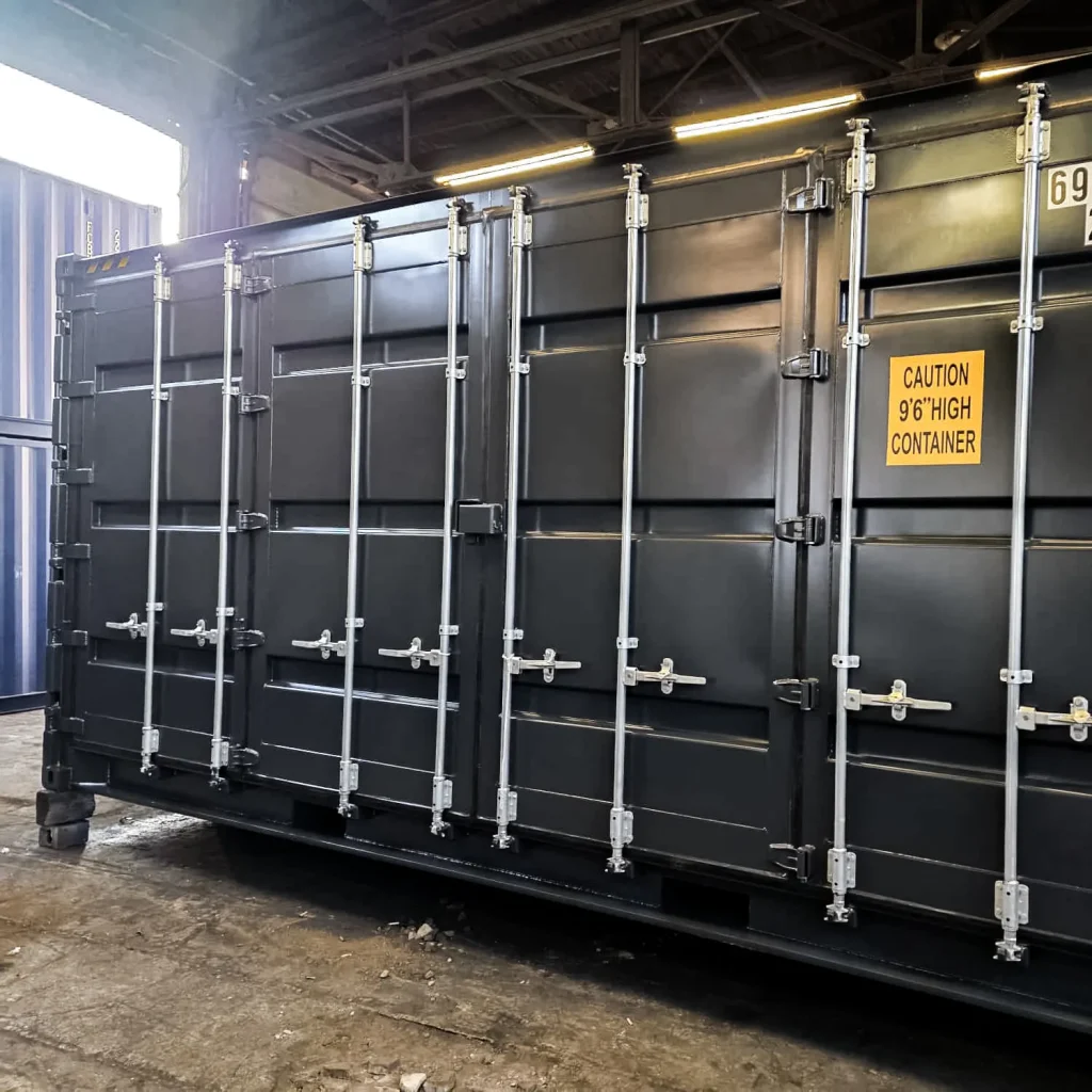 Stirnseite eines 20-Fuß High Cube Open Side Containers in RAL 7016 nach professioneller Umlackierung (Werkhalle)