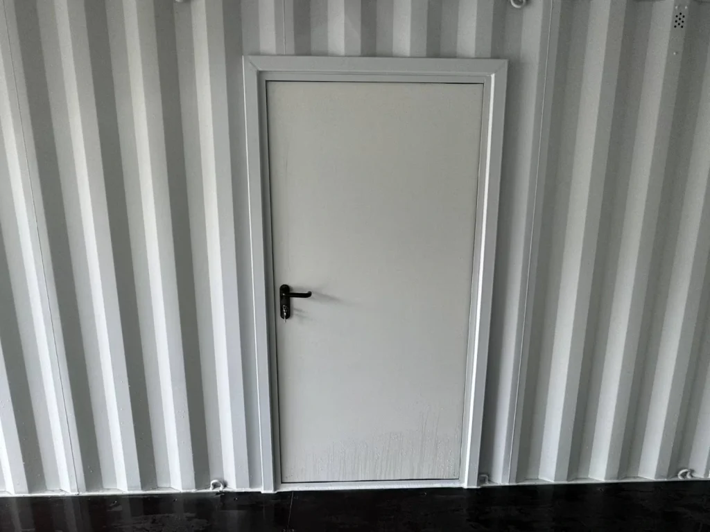 Innenansicht der eingebauten Stahltür im Container mit sauberem Rahmenanschluss.