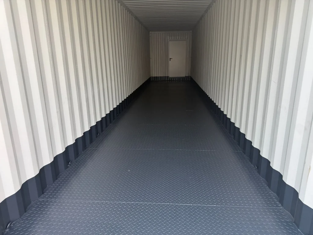 Container-Innenraum mit Stahlboden aus Riffelblech – robustes Upgrade für hohe Belastung und Werkstattnutzung.