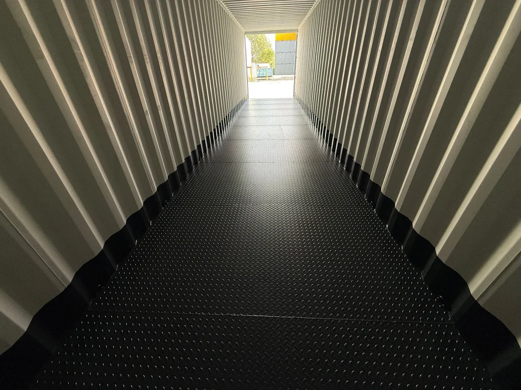 Blick durch den Container: rutschhemmender Stahlboden (Riffelblech) für sichere Nutzung und leichtere Reinigung.