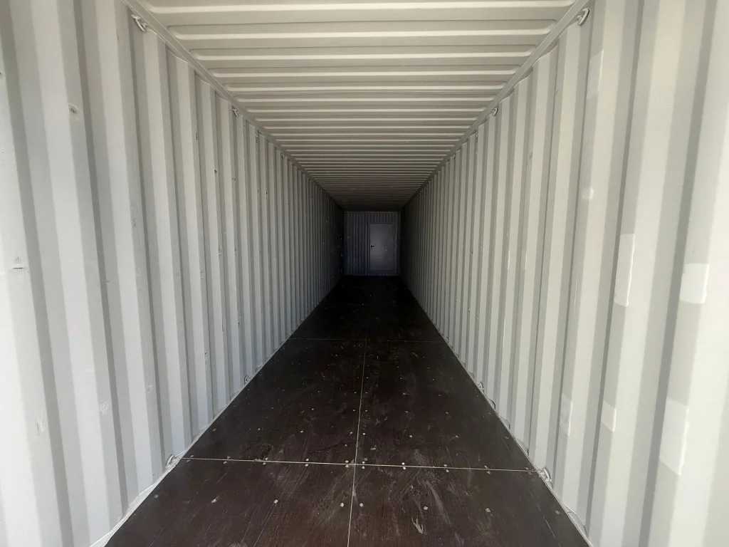 Standard-Holzboden im Container (Ausgangszustand) – geeignet für leichte Lagerung, nicht für jede Anwendung optimal.