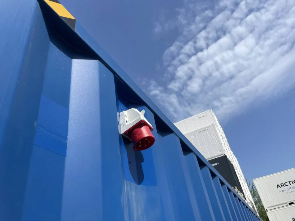 Stromanschluss am Container als Einspeisepunkt für die Stromzuführung (Industriesteckdose).