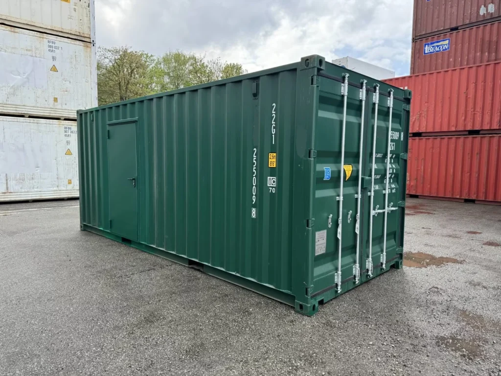 Seecontainer mit Personaltür an der Seite und Original-Doppeltüren am Stirnende (Außenansicht).