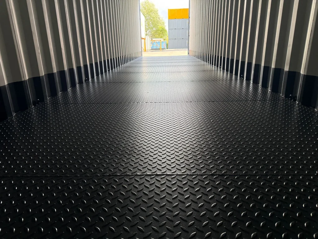 Nahaufnahme der Oberfläche: Stahlboden aus Riffelblech im Container – strapazierfähig und trittsicher.