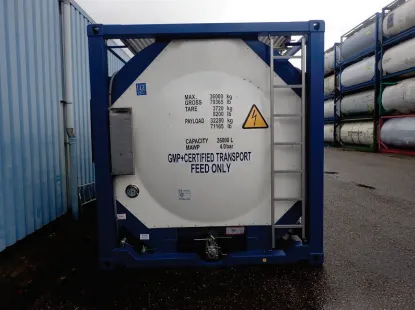 Tankcontainer mit Armaturen und technischen Anschlüssen an der Stirnseite